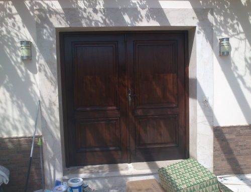 Tratamiento de madera en una puerta de vivienda