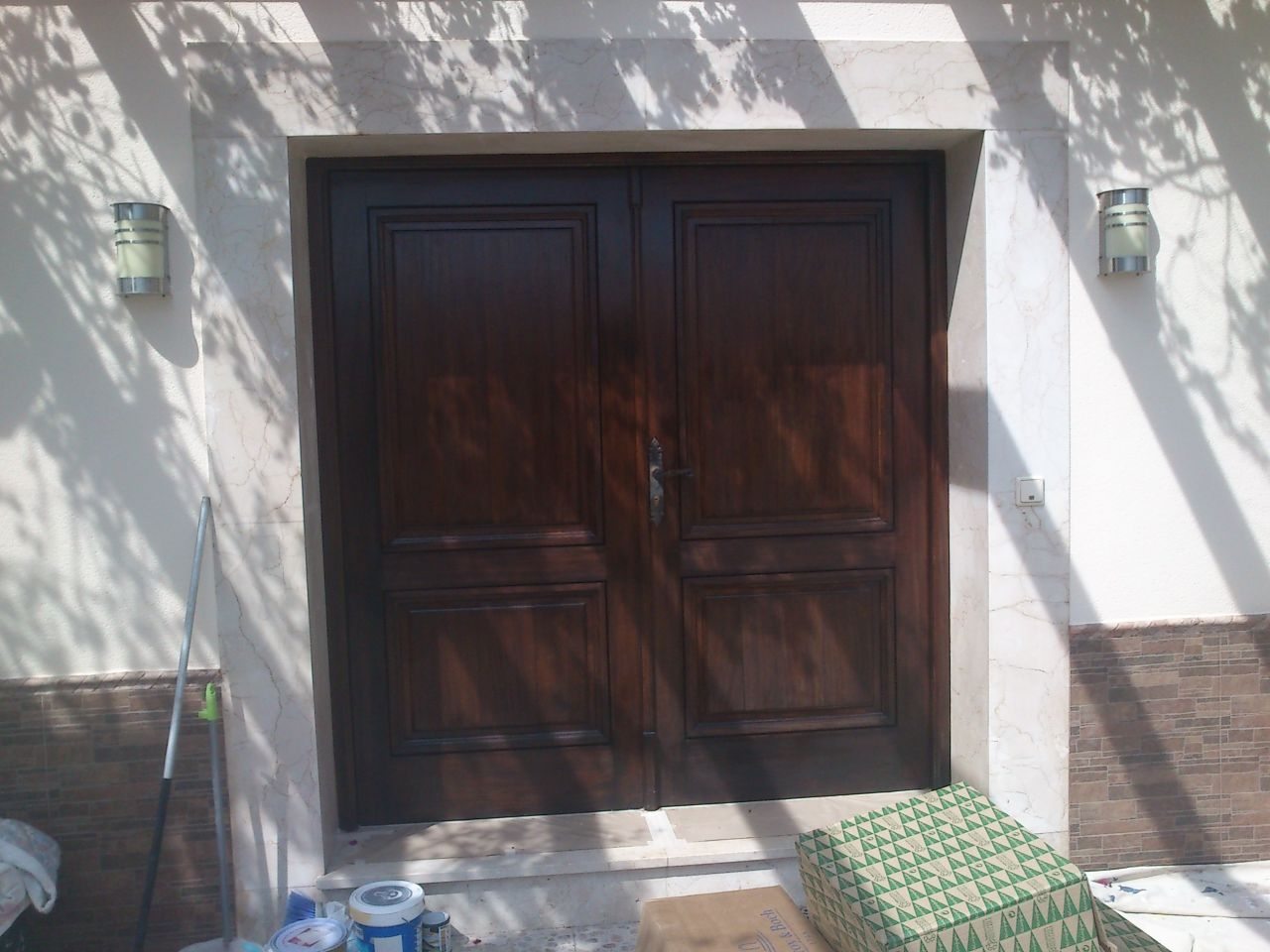 Resultados del trabajo del tratamiento de madera. Expertos en tratamiento y barnizado de madera en puertas y ventanas de madera