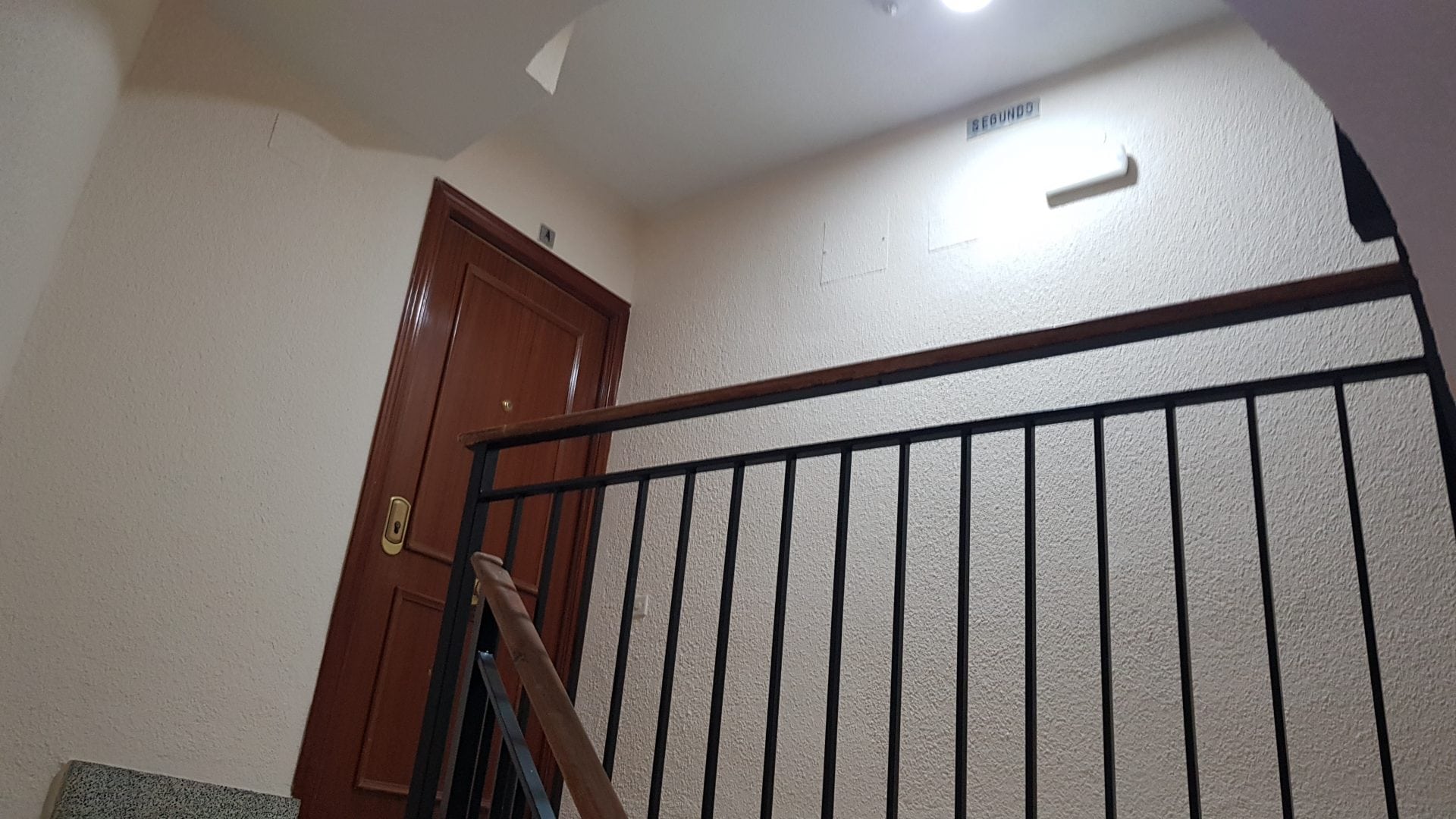 Servicios de pintura para escalera de comunidad de vecinos. Empresa de pintura en Madrid y Segovia.