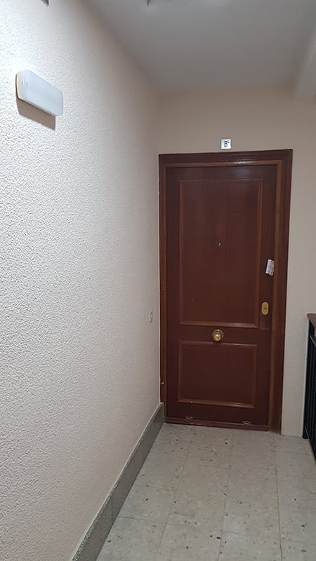 Renovación de Comunidad de vecinos. Pintura de pared de pasillo.
