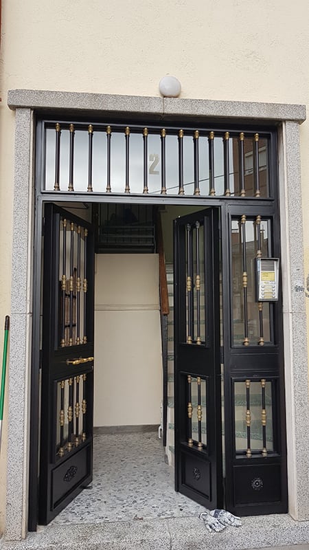 Esmaltado de puerta de comunidad de vecinos. Empresa de pintura en Madrid y Segovia.