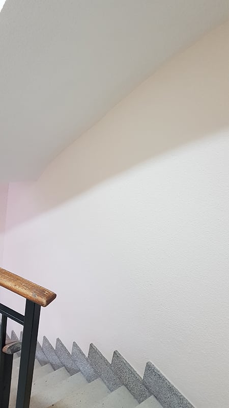 Pintado de hueco de escalera de comunidad de vecinos. Empresa de pintura. Servicios profesionales de pintura en Madrid y Segovia