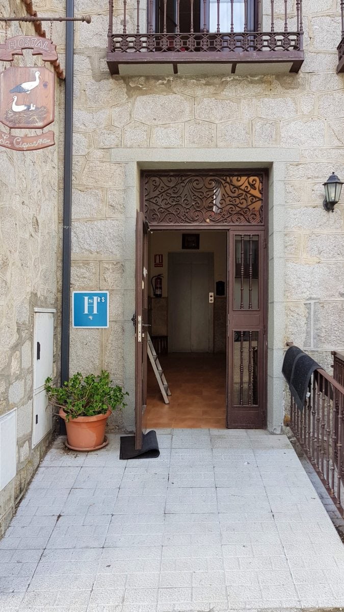 Pintado Hostal en Segovia. Renovación y pintado de exteriores Renovación y pintado de exteriores. Pintado de puerta exterior en Segovia