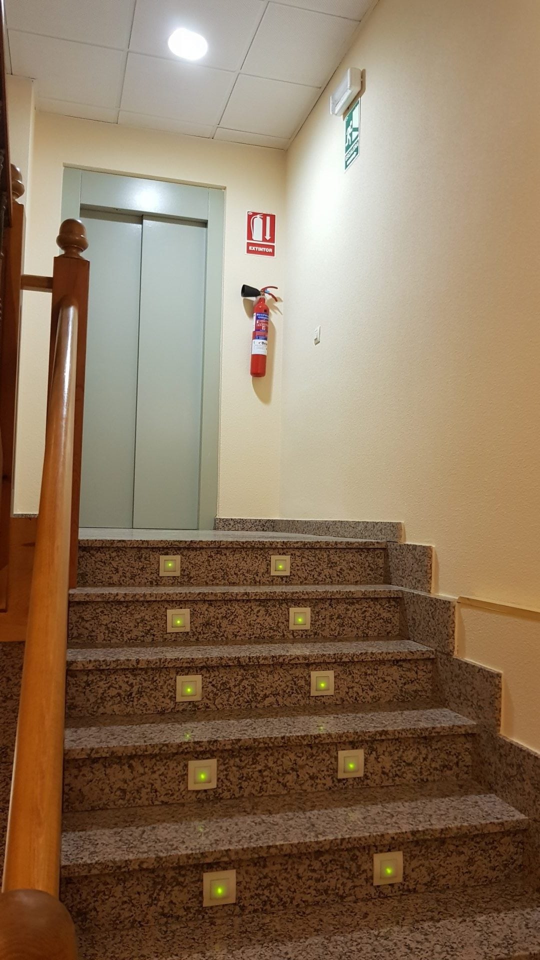 Pintado de pasillo de hostal. Pintado y mantenimiento de empresas en Segovia Pintado y mantenimiento de empresas en Segovia. Pintado de pasillo del Hostal la Cigüeña en El espinar