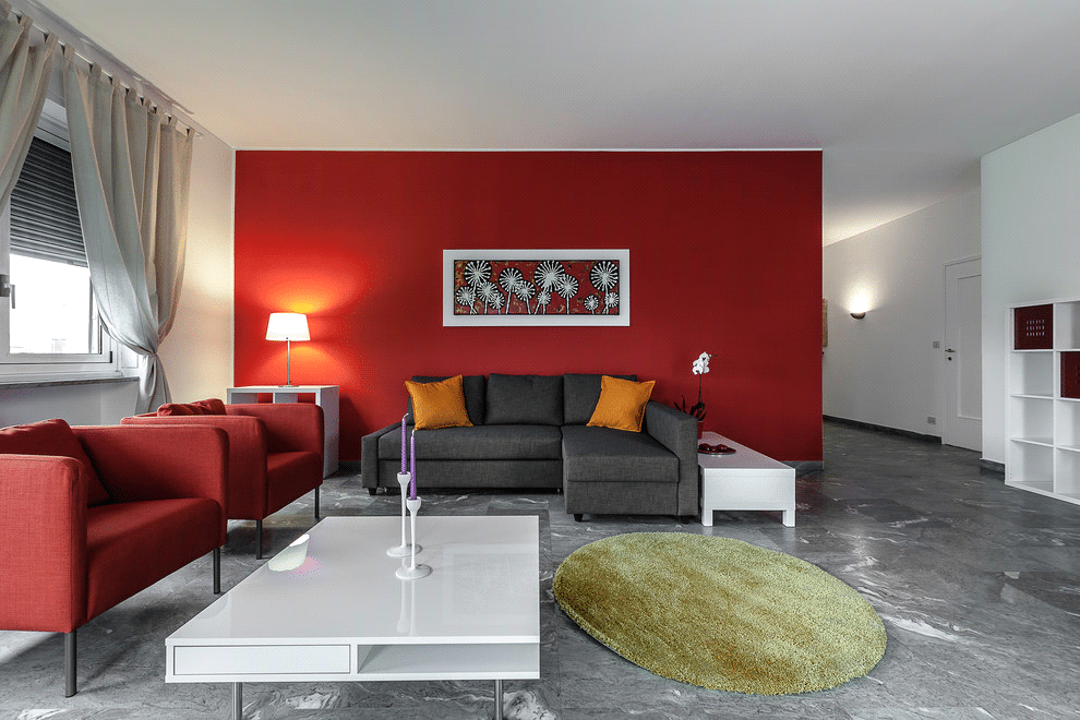 Combinar colores cálidos y neutros para paredes en viviendas.
