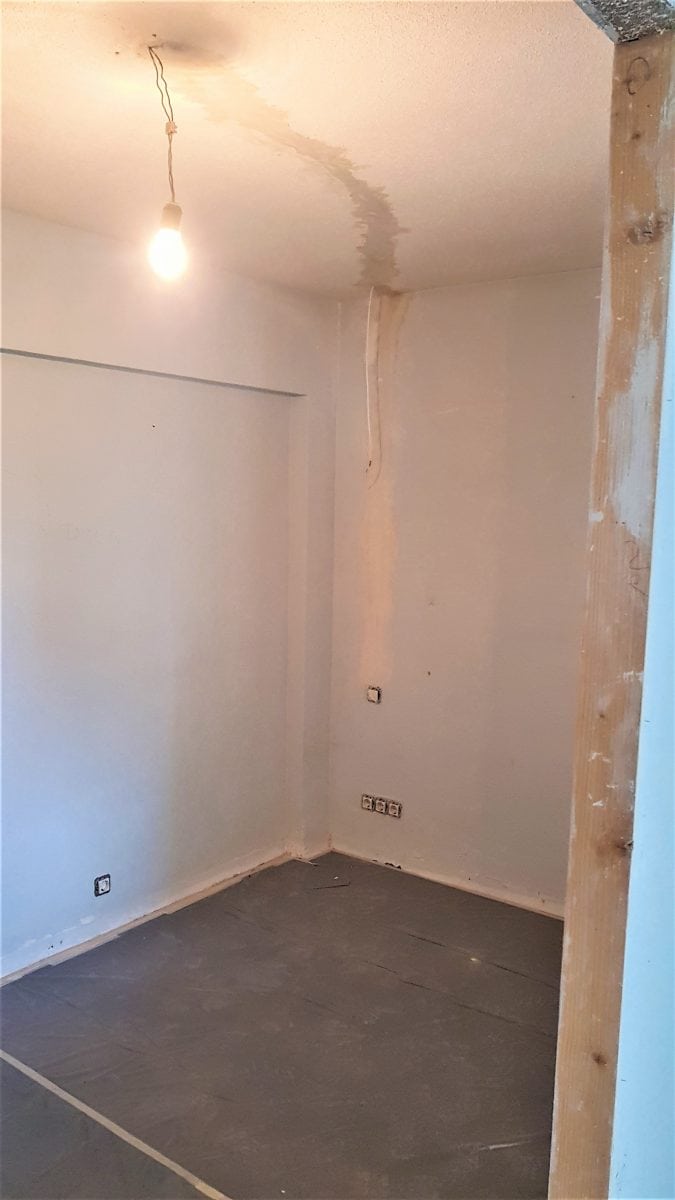 Reparación de daños, aplicación de masilla antes de pintar Reforma de habitación, tapado de grietas y pintura general en Madrid y Segovia