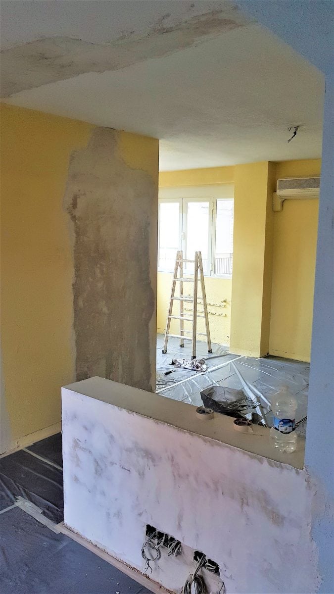 Reparación de daños previa a la aplicación de pintura Alisado de paredes y reforma del interior de un piso en Madrid y Segovia