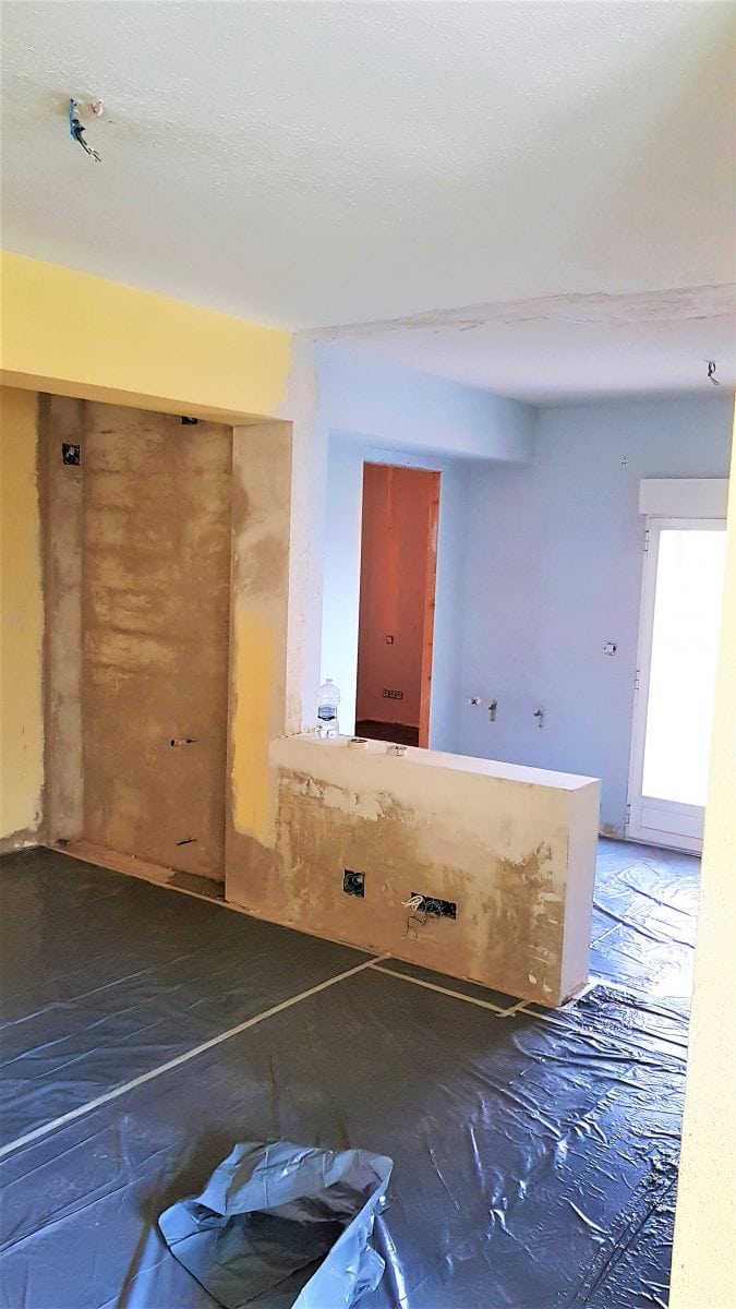 Reforma de Salón y cocina comunicadas Reforma de salón y cocina en dos colores, alisado de paredes y restauración de daños de las paredes