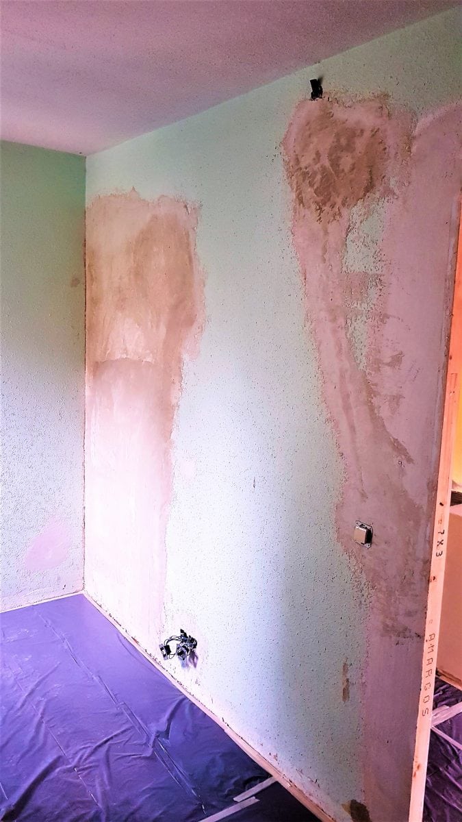 Antes de la reforma y el alisado de paredes Alisado de paredes, reparación de daños y pintura de interiores