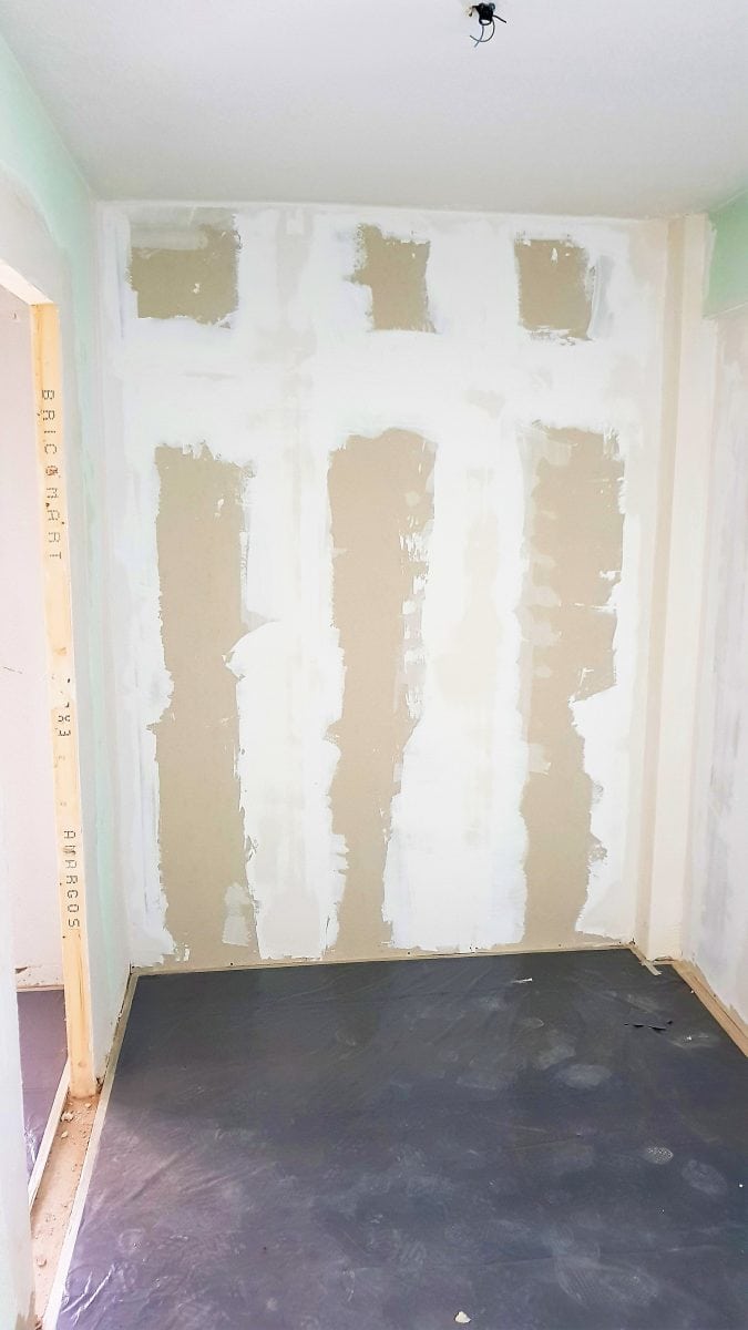 Reforma de habitación infantil Alisado de paredes y restauración de daños en habitación infantil
