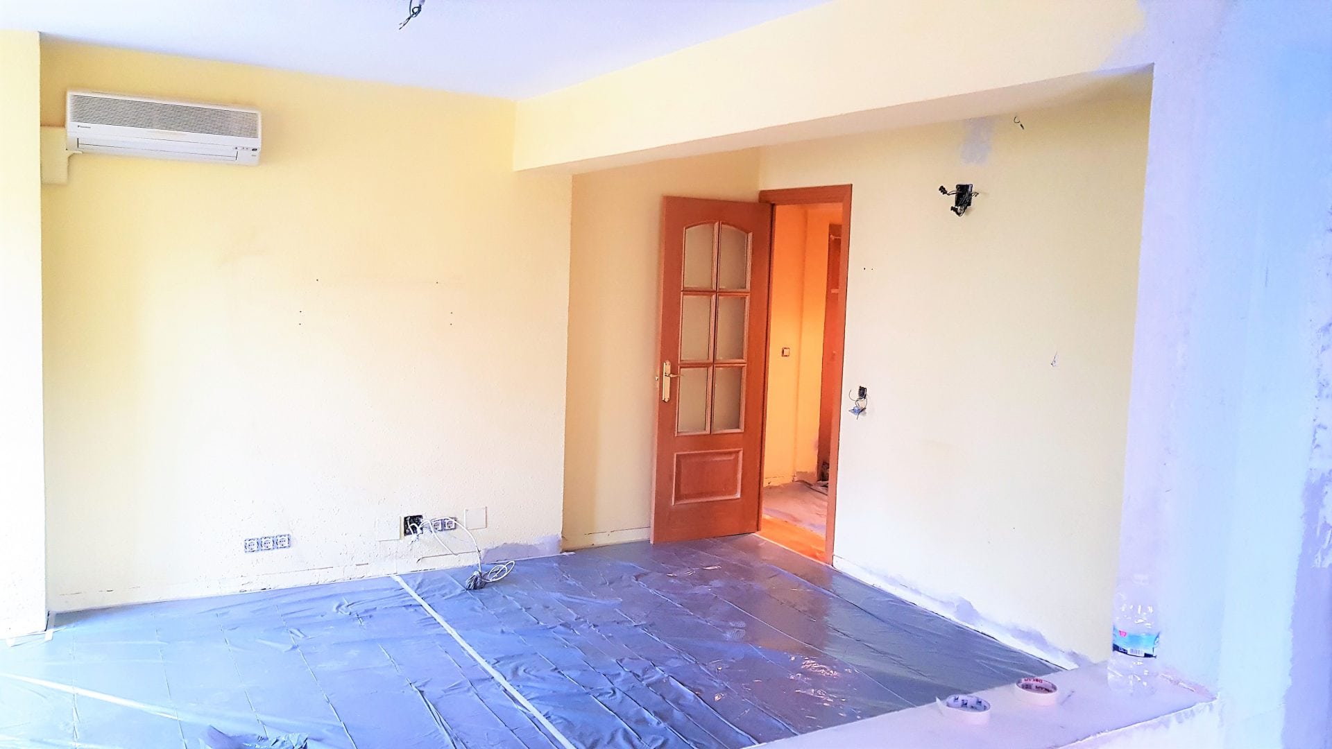 Reforma y pintura del salón Restauración del salón, pintura de interiores, lacado de puertas a domicilio