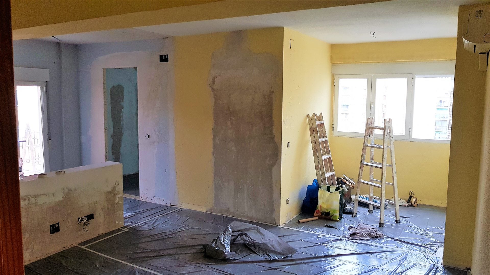Antes de la reforma y pintura Reforma de interiores, alisado y reparación de daños en paredes