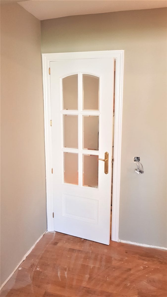 Lacado de puerta en salón Pintura de puertas a domicilio en Madrid y Segovia