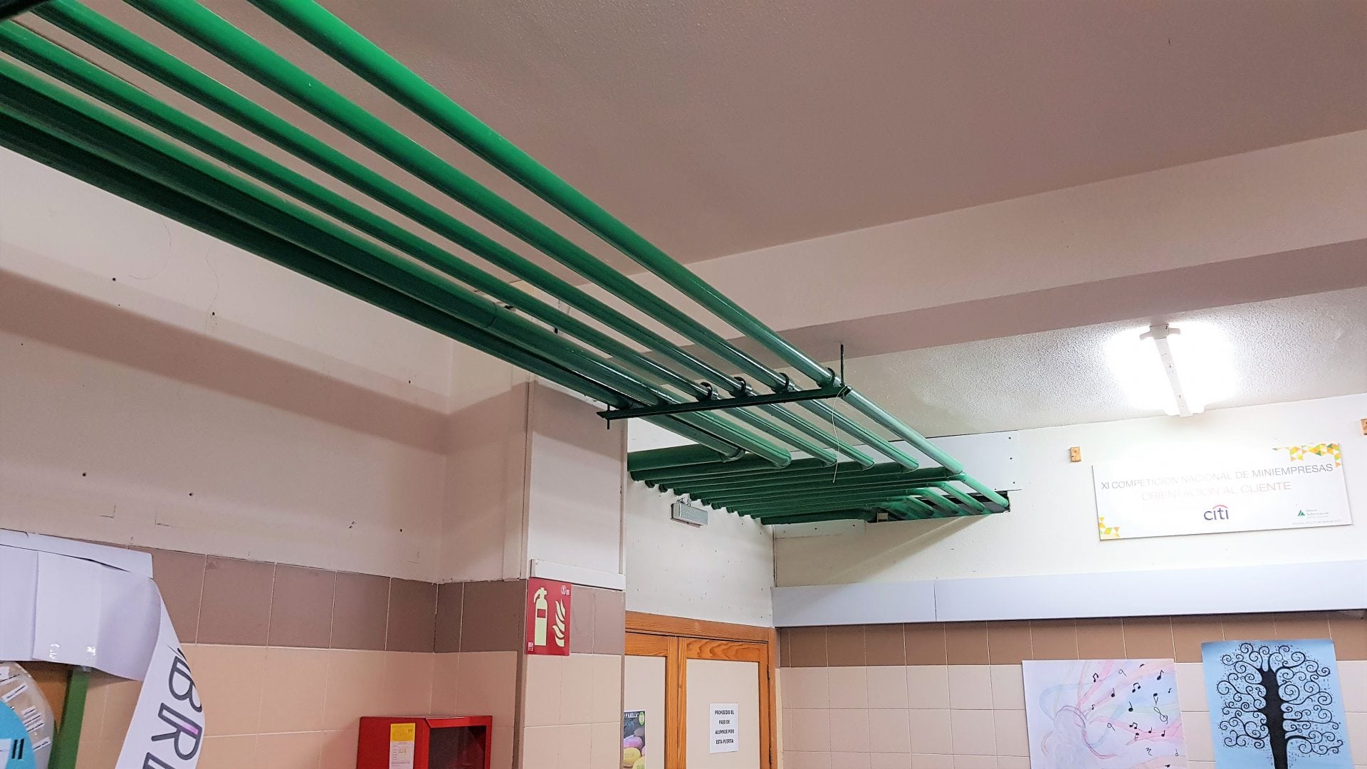 Lacado de tubos metálicos Pintura de tuberías y puertas de metal