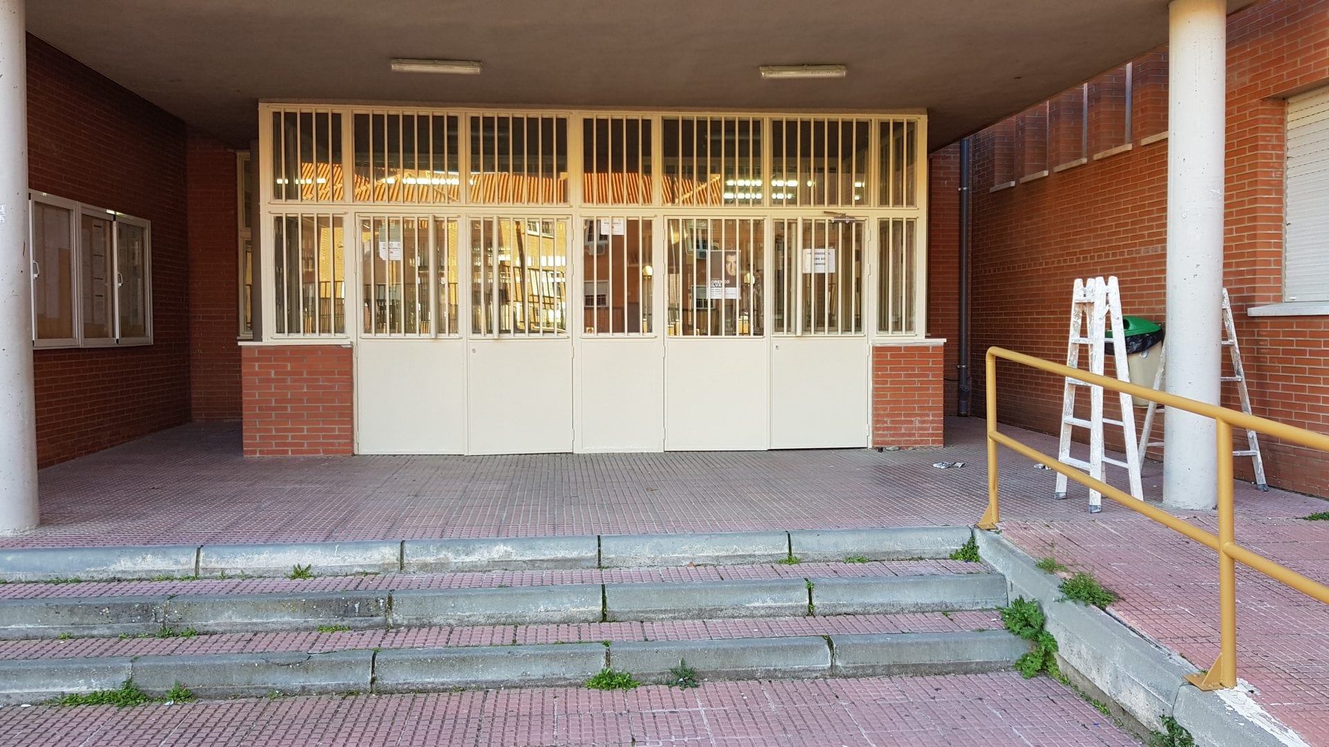 Pintura de puerta metálica de exterior Pintura de tuberías y puertas metálicas con pintura especial.