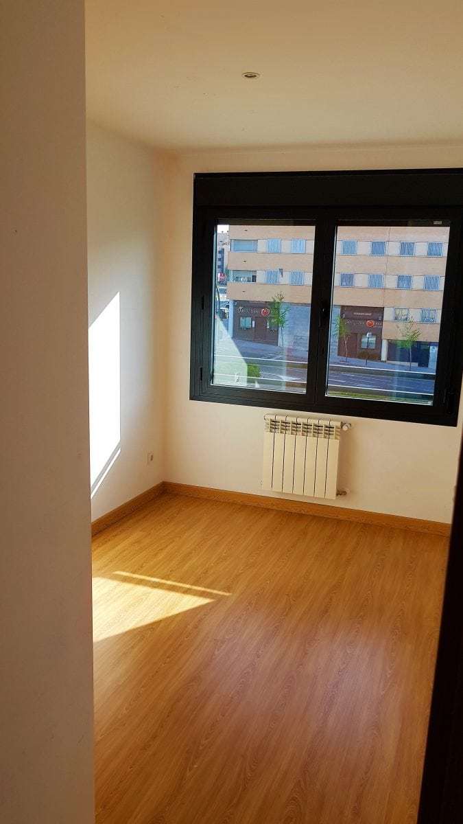 Reacondicionar piso, pintura de paredes Pintar paredes de piso con humedades. Servicios de limpieza en Segovia.