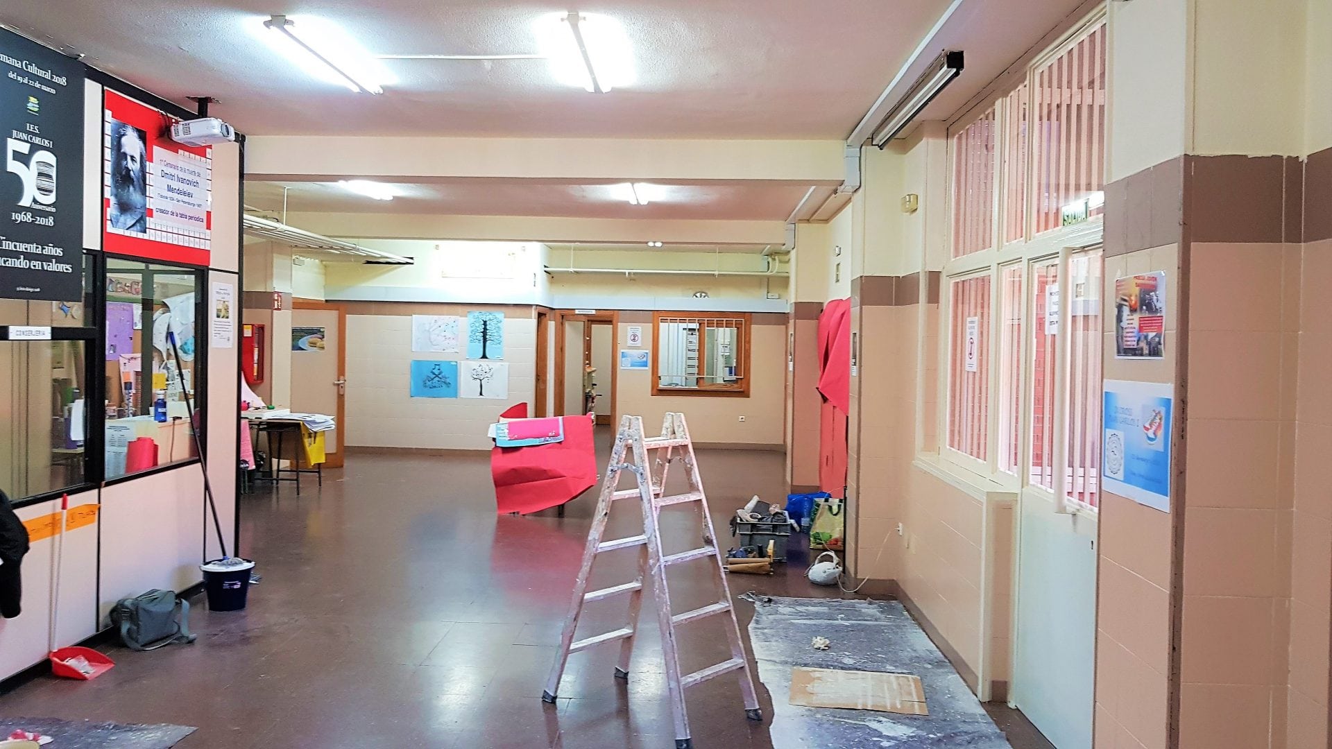 Esmaltado de tuberías metálicas Pintura de interior de un colegio. Pintura de interior y exterior.
