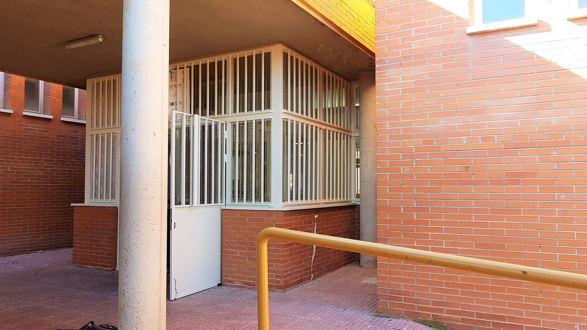 Esmaltado de puerta metálica exterior Pintura de puertas exteriores en Madrid. Pintura de puerta exterior