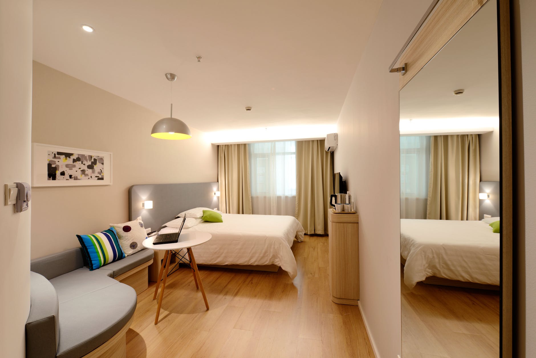 Dormitorio moderno con tarima flotante