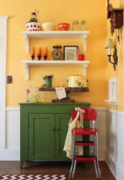 Cocina pequeña pintada de color amarillo Cocina pequeña pintada de color amarillo