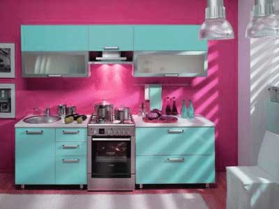 Cocina pequeña pintada de rosa y azul Cocina pequeña pintada de rosa y azul