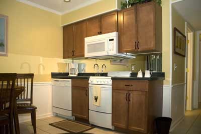 Cocina pequeña pintada de un tono tierra suave Cocina pequeña pintada de un tono tierra suave
