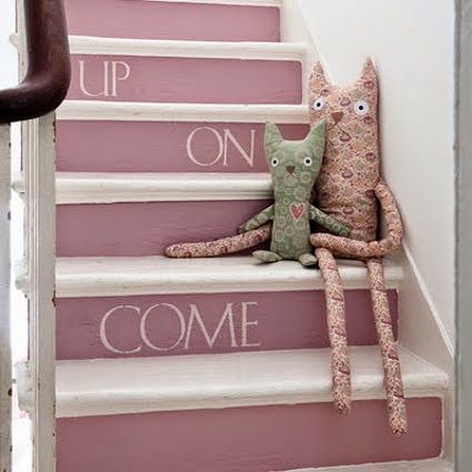 Escalera pintada de rosa con frases decorativas