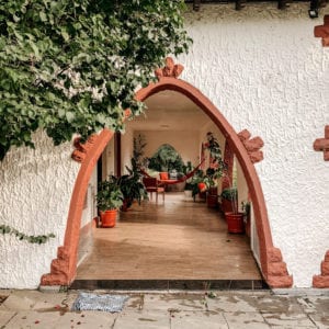 fuera Fachada blanca con motivo decorativo