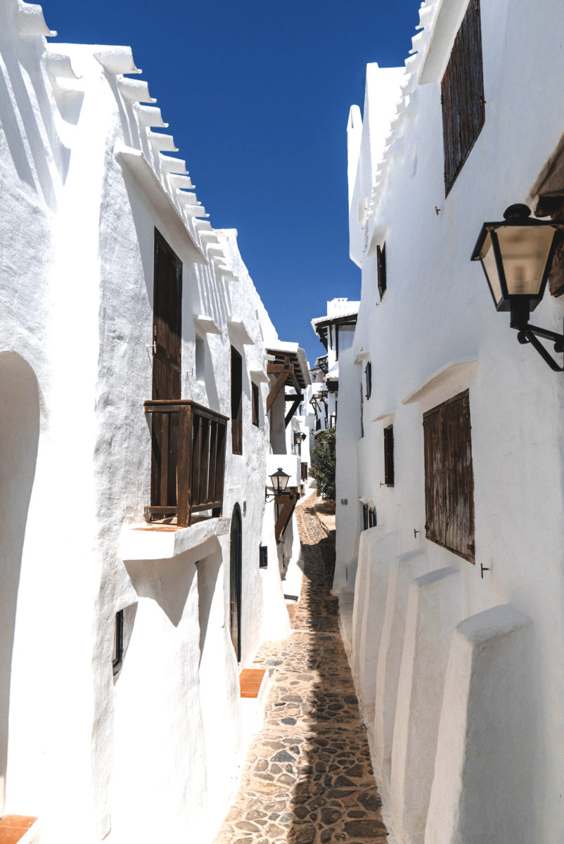 pueblo blanco Pueblo con fachadas pintadas de blanco
